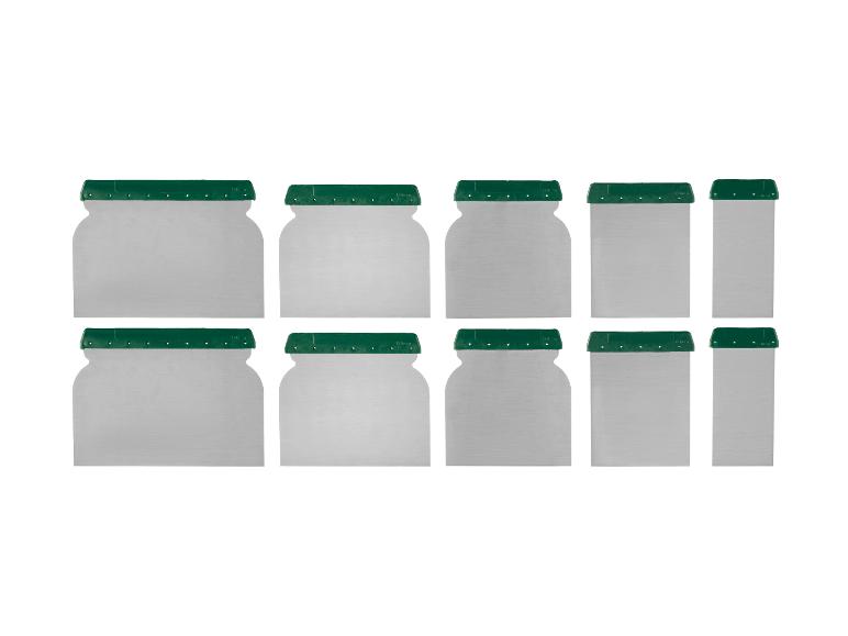 Set metalen plamuurspatels met groene handgrepen.