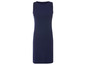 Een donkerblauwe, mouwloze jurk.