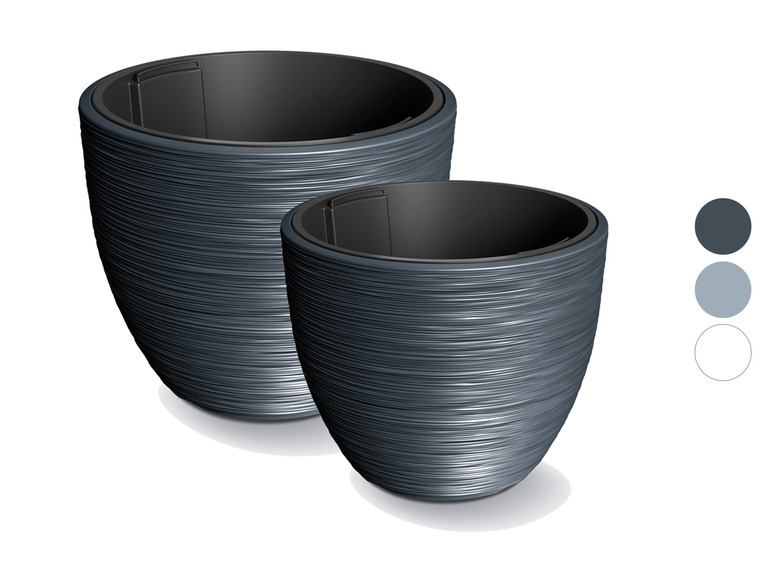 Twee ronde, donkergrijze bloempotten met een gestreepte textuur.