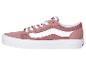 Roze lage sneakers met witte veters en een witte streep aan de zijkant.