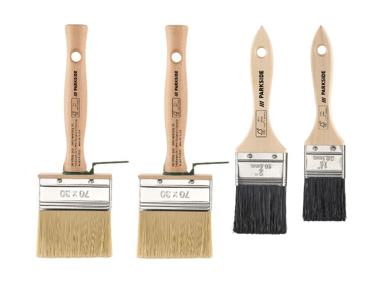 Set van vier verfkwasten, twee met lichte en twee met donkere haren, met houten handvatten.