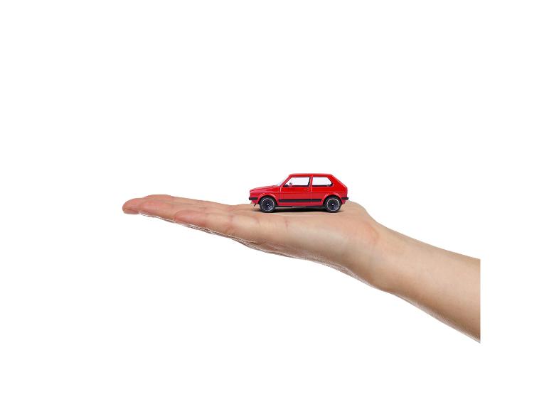 Rode speelgoedauto op een open handpalm.