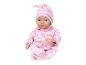 Babypop in roze pyjama met patroon en bijpassende muts.