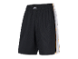 Zwarte basketbalshorts met witte en oranje accenten.