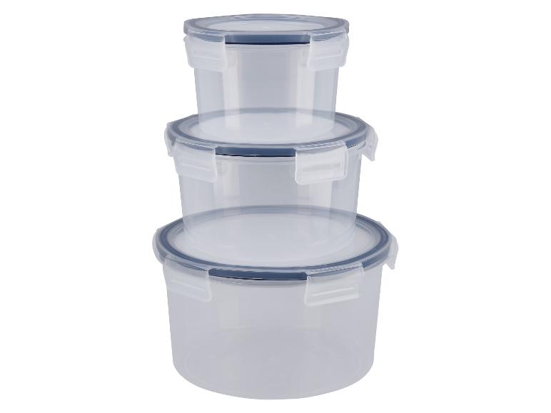 Drie transparante plastic voedselcontainers met blauwe deksels.