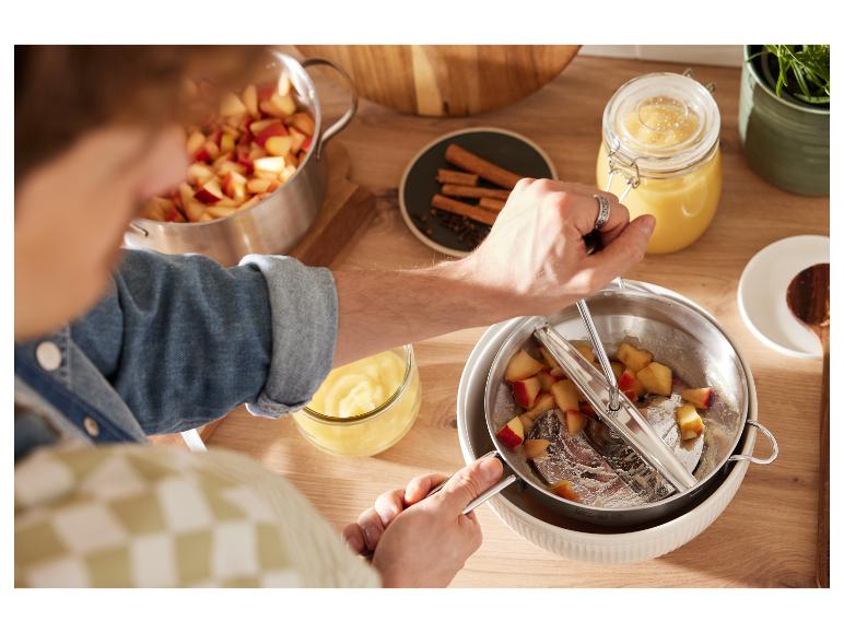 Appelsap maken met een appelpers en kruiden.