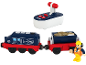 Afstandsbedienbare speelgoedtrein met blauwe locomotief, goederenwagon en bouwvakkerfiguur.