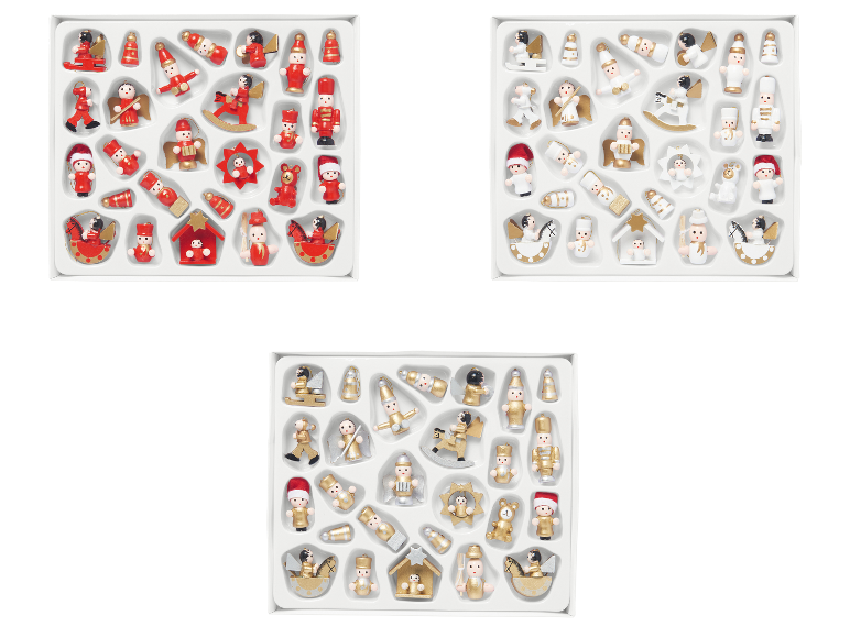 Drie sets kleine houten kerstornamenten in rood, wit en goud.