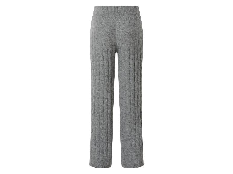 Grijze gebreide broek met kabelpatroon.