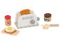 Houten broodrooster met toast, eieren, aardbeienjam en hazelnootpasta.