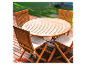Teakhouten tafel en opklapbare stoelen voor buiten.