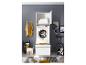 Wasmachine met kast, wasmand en sportuitrusting in een grijze wasruimte.