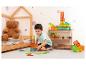 Jongen speelt met kleurrijke magnetische bouwblokken op de vloer in een kinderkamer.