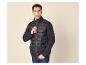 Zwarte gewatteerde herenjas met gebreide mouwen en blauwe jeans.