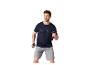 Man in donkerblauw T-shirt en grijze shorts met 2 kg dumbbells.
