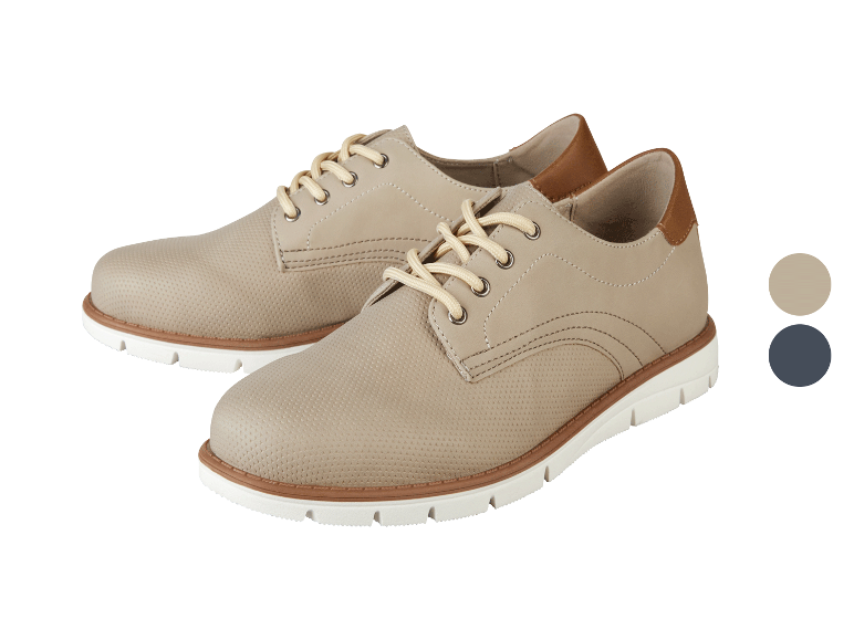Beige leren veterschoenen.