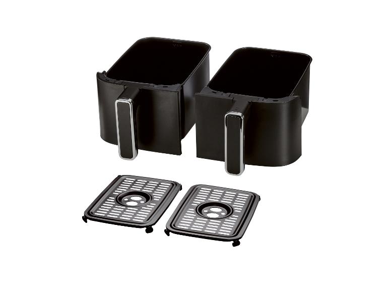 Twee zwarte airfryer manden en twee geperforeerde kookplaten op een witte achtergrond.
