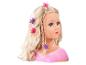 Kapperspop met blond haar, kroonaccessoires en roze jurk