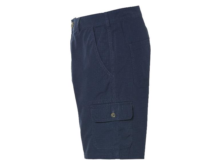 Donkerblauwe cargoshorts.