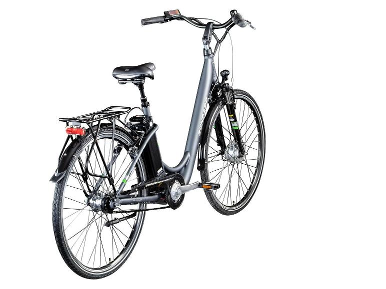 Grijze elektrische fiets met bagagedrager en display op het stuur.