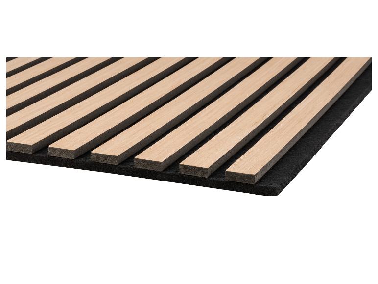 Houten latten op een zwarte achtergrond.