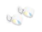 Twee witte wandspots met verstelbare koppen en gekleurd licht.
