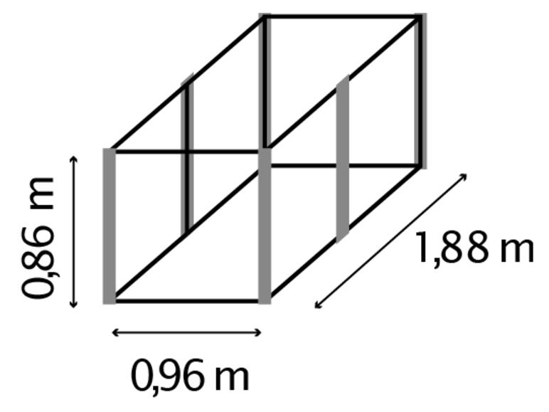 Kooiconstructie met afmetingen 0,86 m (hoogte), 0,96 m (breedte), 1,88 m (diepte).