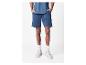 Blauwe casual shorts en t-shirt voor heren met beige sneakers.