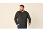 Man in een donkergrijs T-shirt met lange mouwen en jeans.