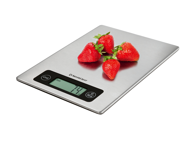 Digitale keukenweegschaal met aardbeien, toont '74 g'.
