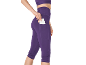 Vrouw in paarse sportlegging met zijzak voor een telefoon.
