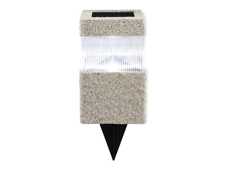 Solar tuinlamp met een vierkante, zandkleurige behuizing en een zwarte grondpin.