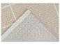 Beige tapijt met gestreepte en geometrische patronen, met de onderkant zichtbaar.