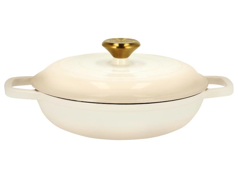 Crèmekleurige gietijzeren braadpan met deksel en goudkleurige knop.