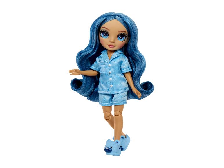Een Rainbow High pop met blauw haar in een blauwe pyjama en pantoffels.