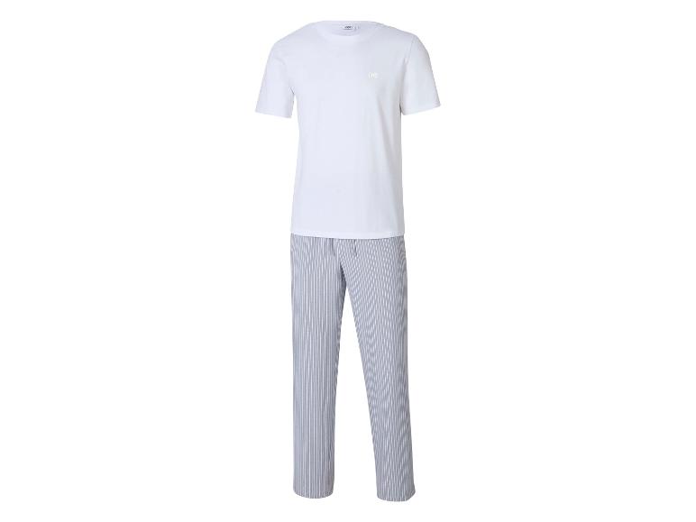 Wit heren T-shirt en gestreepte pyjamabroek.