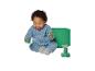Lachende baby in blauw pakje speelt met groene bouwblokken.
