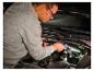 Man gebruikt LIVARNO® werklamp »The Mechanic« om een automotor te verlichten.