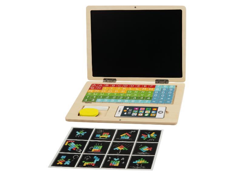 Educatief houten laptopspeelgoed met een letter- en cijfertoetsenbord en tekensjablonen.