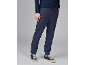 Man in blauwe vrijetijdsbroek en sneakers.