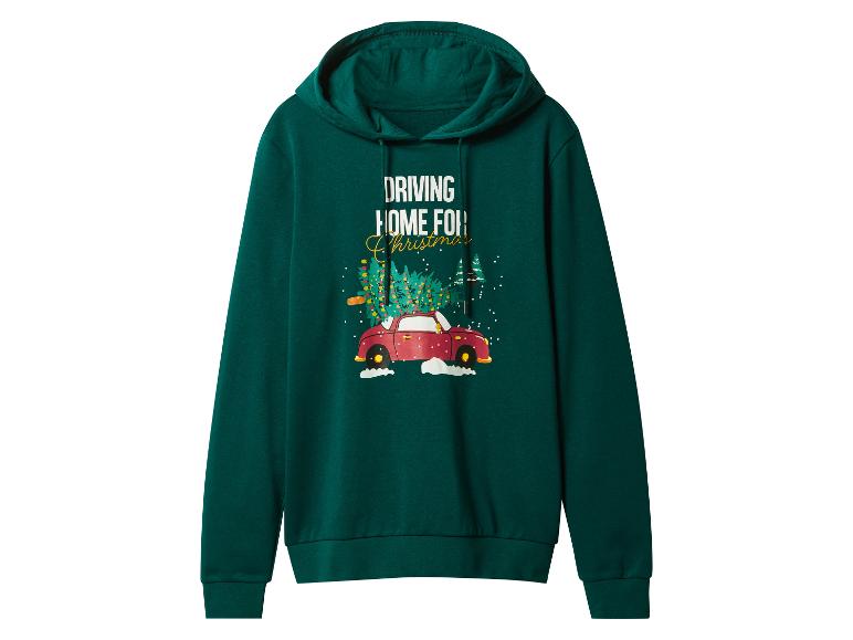 Groene hoodie met kerstthema van een auto die een boom vervoert.
