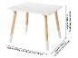 Witte kindertafel met houten poten en witte uiteinden, met afmetingen.