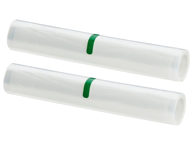 Twee rollen transparante vacuümfolie met groene etiketten.