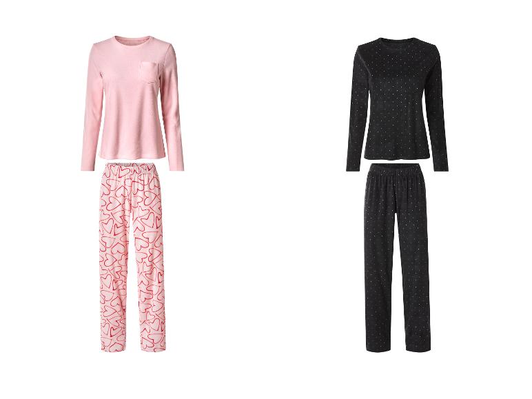 Roze pyjama met hartjes en zwarte pyjama met stippen.
