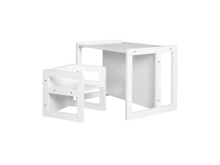 Een witte kinderstoel en -tafel