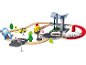 Houten trein- en autoset met station, tunnel en overwegen.