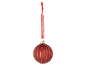 Rode kerstbal met gouden glitterstrepen en een rood lint.