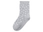 Een grijze sok met witte stippen.