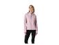 Vrouw in roze softshell jas en zwarte broek, lachend en opzij kijkend.