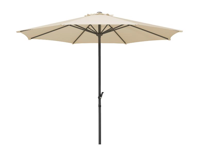 Een beige parasol met een grijze paal.